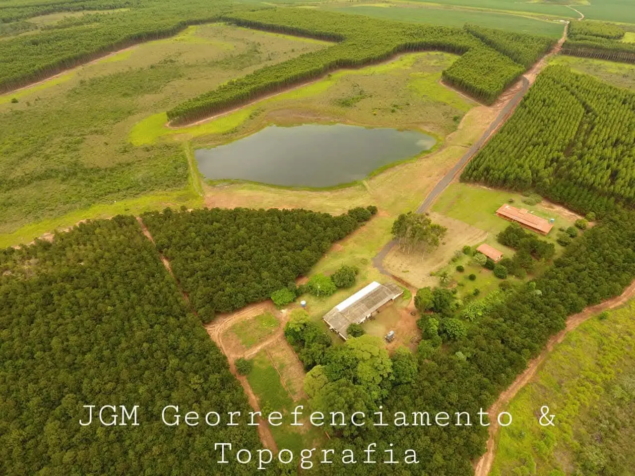 Sobrevoo de drone sobre propriedade rural — foto 2