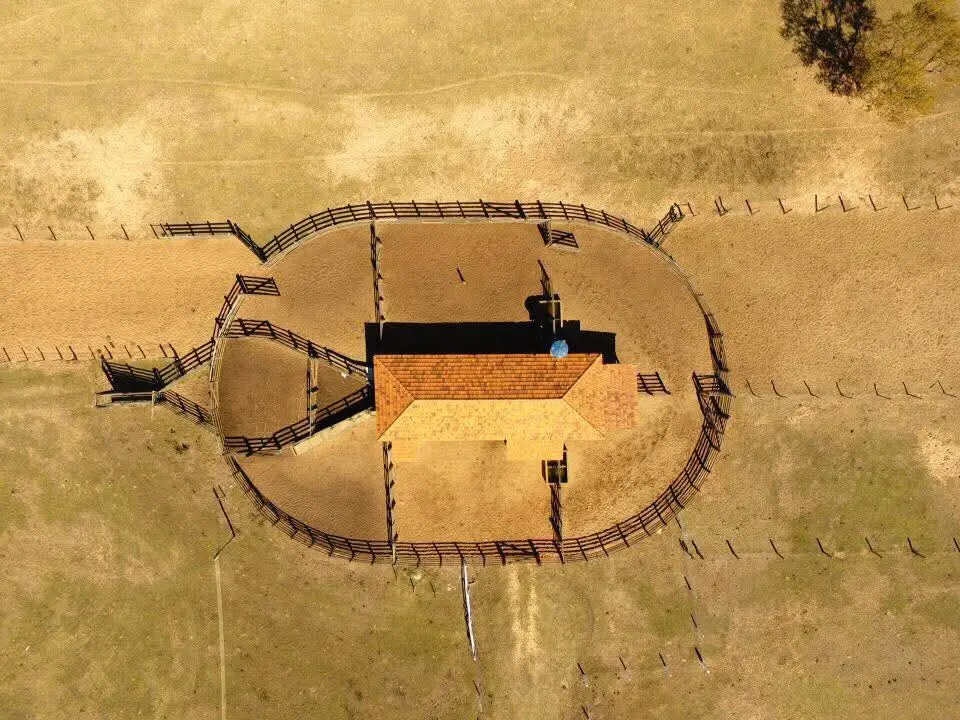Sede rural com curral — vista aérea — foto 10