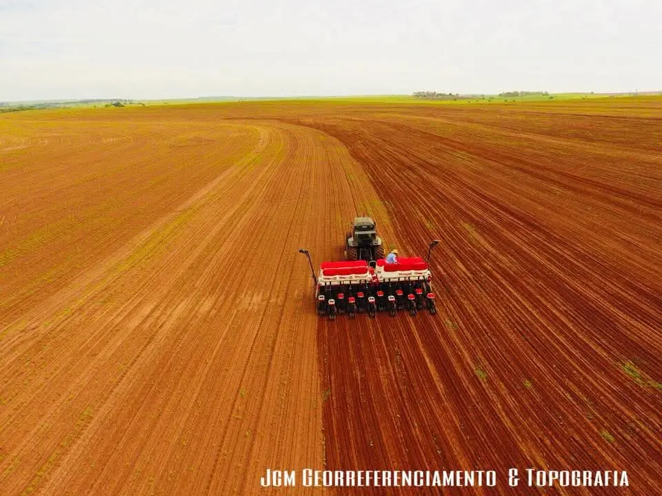 Maquinário agrícola em operação — foto 13