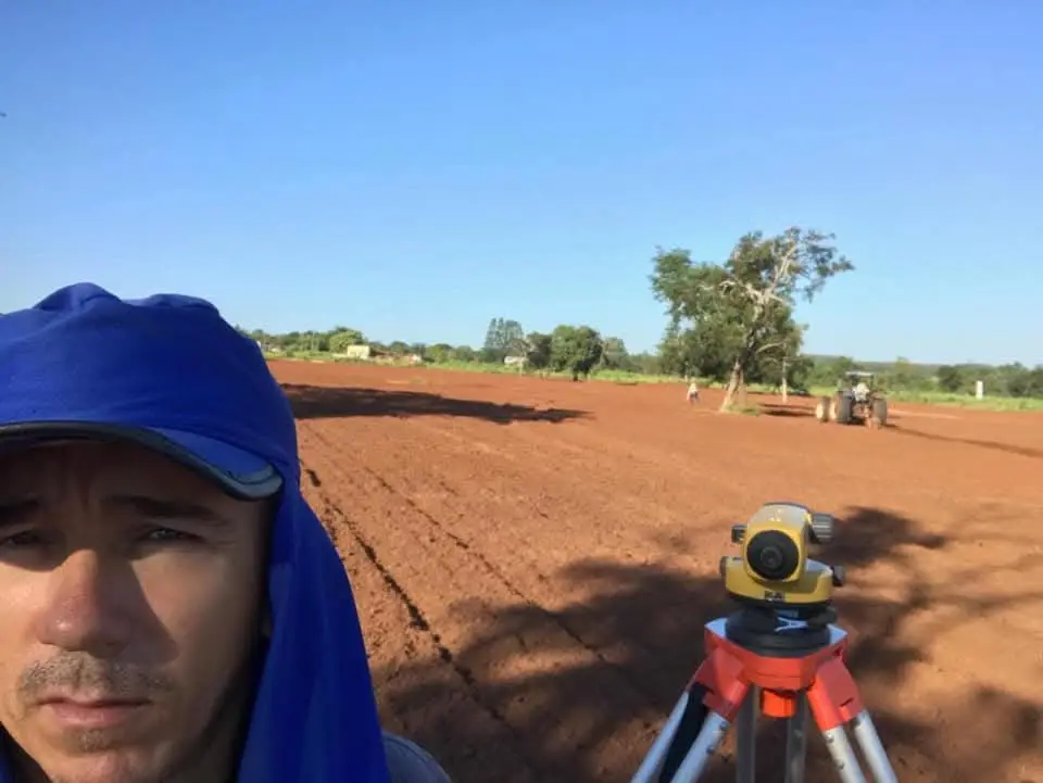 Técnico da JGM em campo com equipamento de precisão — foto 15